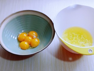 3、红丝绒草莓奶油蛋糕卷～下午茶必备甜品,蛋黄与蛋白分离，分别在无油无水的容器中。
