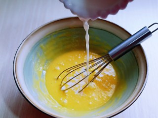 5、红丝绒草莓奶油蛋糕卷～下午茶必备甜品,再加入牛奶继续打均匀至看不到牛奶。