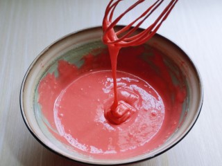 8、红丝绒草莓奶油蛋糕卷～下午茶必备甜品,用手动打蛋器拌均匀，看不到面粉为止，拌的时候使用手动打蛋器呈Z字形状来回搅动，不要转圈搅拌，以免起筋。这样蛋黄糊就做好了，放在旁边备用。(面糊提起打蛋器轻松顺滑的滴落下去，且无干粉。)