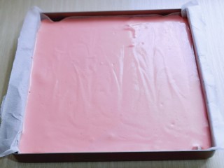 14、红丝绒草莓奶油蛋糕卷～下午茶必备甜品,拌好的蛋糕糊，细腻光滑，饱满，倒入烤盘中。(烤盘垫上油纸再倒蛋糕液)