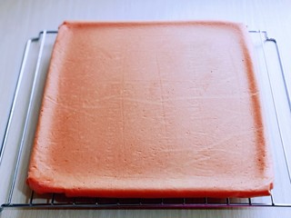 16、红丝绒草莓奶油蛋糕卷～下午茶必备甜品,取出烤盘趁热将油纸撕掉，放烤网了晾至有余温。
