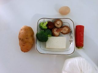 1、土豆蔬菜饼,准备好所有食材。