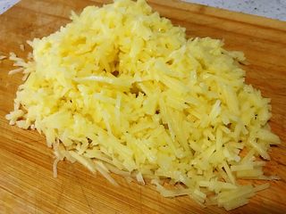2、土豆蔬菜饼,土豆切小丁。