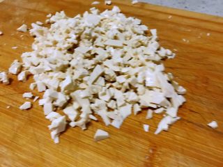 3、土豆蔬菜饼,豆腐切小丁。