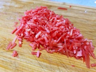 4、土豆蔬菜饼,胡萝卜切小丁。