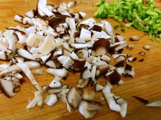 5、土豆蔬菜饼,香菇西兰花切小丁。