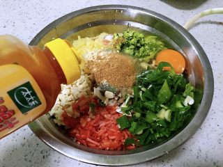 6、土豆蔬菜饼,打入两个鸡蛋，加入调味道料拌一下，边拌边看软硬程度。