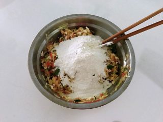 7、土豆蔬菜饼,加入面粉，具体多少没称重量，不需要加水，拌到能捏成团时，就是合适的。