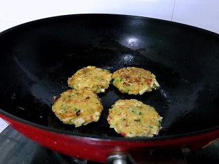 11、土豆蔬菜饼,到两面金黄就可以了。