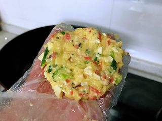 9、土豆蔬菜饼,压成小饼，不要太大也不要太厚。