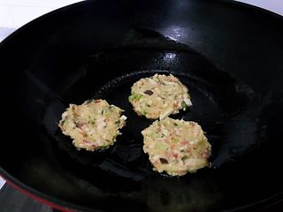 10、土豆蔬菜饼,平底锅或者电饼铛放一点油，小火，煎一面金黄翻面。