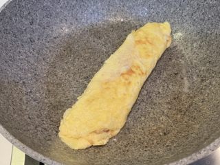 13、厚蛋烧芝士午餐肉三明治,再次卷起，装出来、对半切开待用