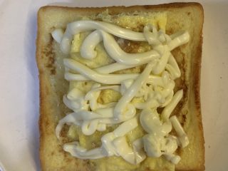 20、厚蛋烧芝士午餐肉三明治,挤上沙拉酱