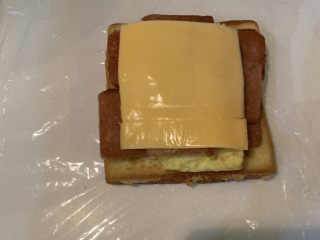 22、厚蛋烧芝士午餐肉三明治,盖上芝士