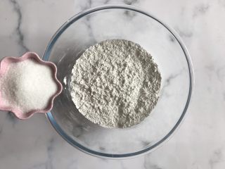 2、红枣糯米糕,糯米粉中加入白糖