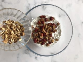 4、红枣糯米糕,再加入核桃仁，搅拌均匀