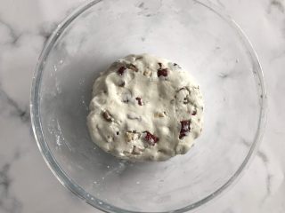 6、红枣糯米糕,揉成面团