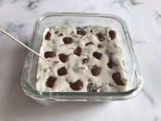 9、红枣糯米糕,盖上保鲜膜 用牙签扎上一些小孔，上锅蒸30分钟即可