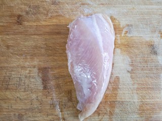 1、鸡茸玉米粥,鸡胸肉洗净去脂肪和筋膜。