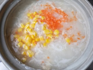 4、鸡茸玉米粥,再加入甜玉米粒和胡萝卜碎。
