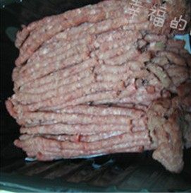 2、蘑菇肉酱,牛肉馅提前从冰箱里拿出解冻