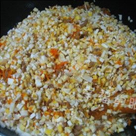 5、蘑菇肉酱,放入胡萝卜蓉翻炒片刻，放入蘑菇碎翻炒均匀