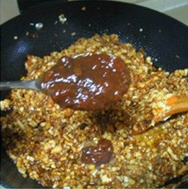 6、蘑菇肉酱,放入酱油，再放点老抽上色，放入黄豆酱两勺