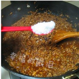 10、蘑菇肉酱,不断的用铲子翻炒，待汤汁变粘稠即可关火