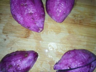 1、紫署小米粥,先将紫署洗净去皮