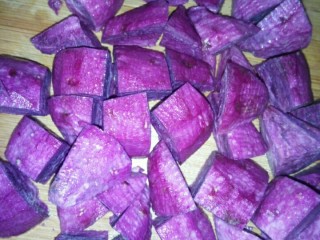 2、紫署小米粥,将紫署切块备用