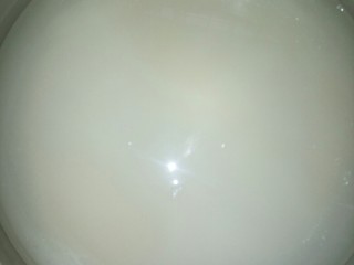 3、紫署小米粥,将小米和大米洗净加水(水是平时蒸米饭的2倍)