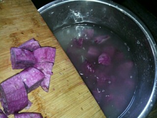 4、紫署小米粥,将紫署放入锅内