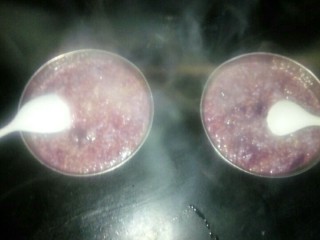 8、紫署小米粥,盛出准备享用吧(我家两个小宝贝都很喜欢)