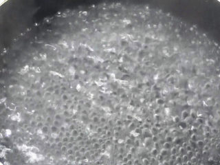 2、香辣花甲,起锅倒水，烧制沸腾