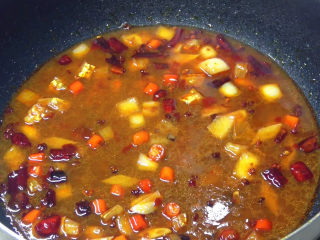 7、香辣花甲,加入适量清水