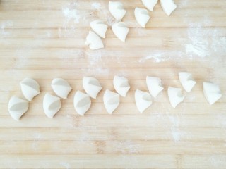 5、早餐锅贴,搓成条设成等量的剂子。