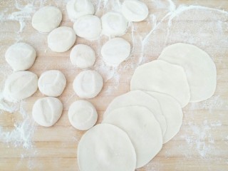 6、早餐锅贴,幹成饺子皮状。