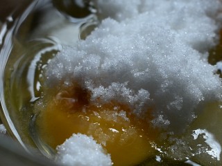 3、甜甜圈,再滴入2滴香草精（没有的话可以不加这个）