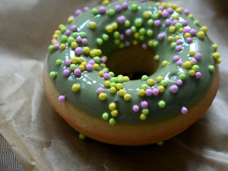 17、甜甜圈,将甜甜圈沾一层抹茶巧克力，然后顶部撒上各色的糖珠做装饰