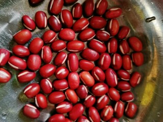 1、红豆小米粥,红豆清洗干净