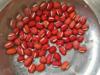 2、红豆小米粥,再用清水提前浸泡几个小时
