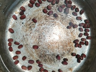 3、红豆小米粥,再加入适量清水用电饭煲按煮粥键开始煮