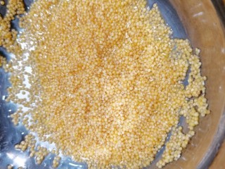 4、红豆小米粥,取黄小米用清水洗两遍