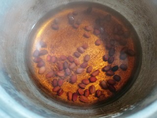 8、红豆小米粥,红豆煮开后，加入半碗冷水，再继续煮