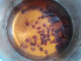 9、红豆小米粥,煮至膨胀，有一点点裂开的时候，把小米倒下去，继续煮