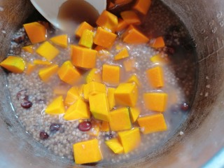 11、红豆小米粥,再把南瓜丁放入