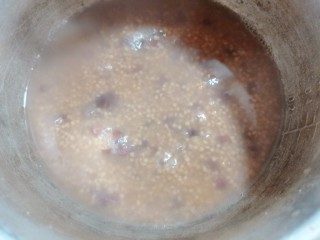 10、红豆小米粥,再一次煮开后，用勺子搅拌一下，以免粘锅