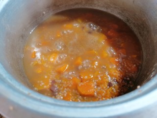 14、红豆小米粥,等到再次煮开后，再把湿淀粉倒下去，再加入白糖搅拌均匀