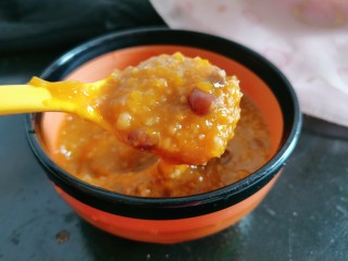 15、红豆小米粥,继续盖盖子，再闷一会儿即可