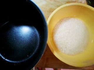1、家庭简易版螃蟹海鲜粥,先淘好大米，我为方便用电饭煲煮白粥。